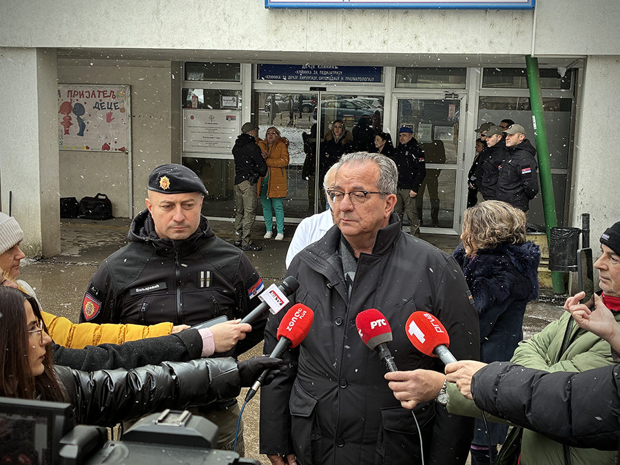 Жандарми обрадовали малишане УКЦ Ниш новогодишњим пакетићима