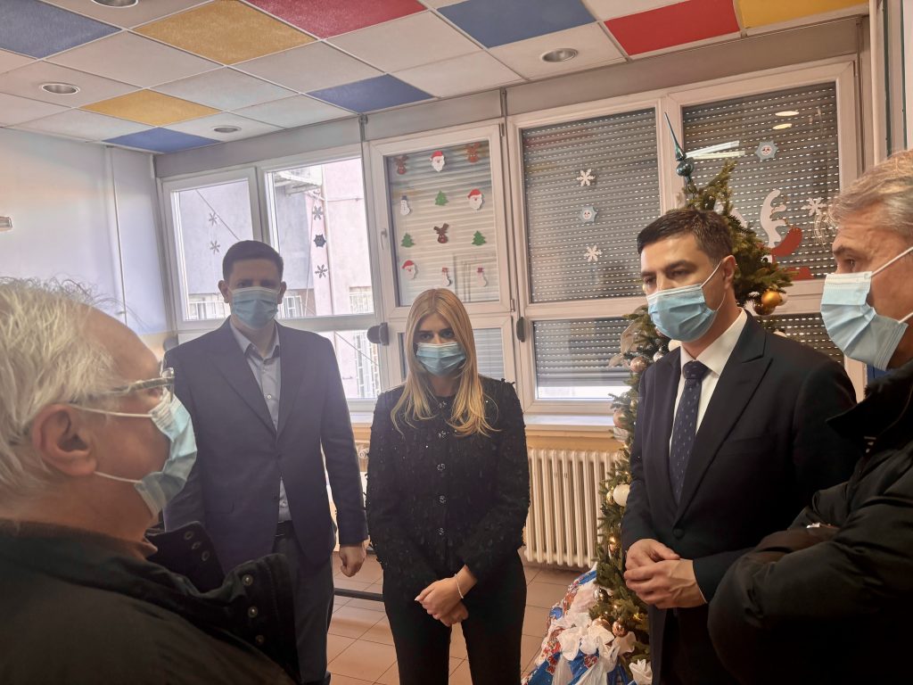 ГРАД НИШ ОБЕЗБЕДИО ПАКЕТИЋЕ ЗА ДЕЦУ КОЈА СЕ ЛЕЧЕ У УКЦ НИШ