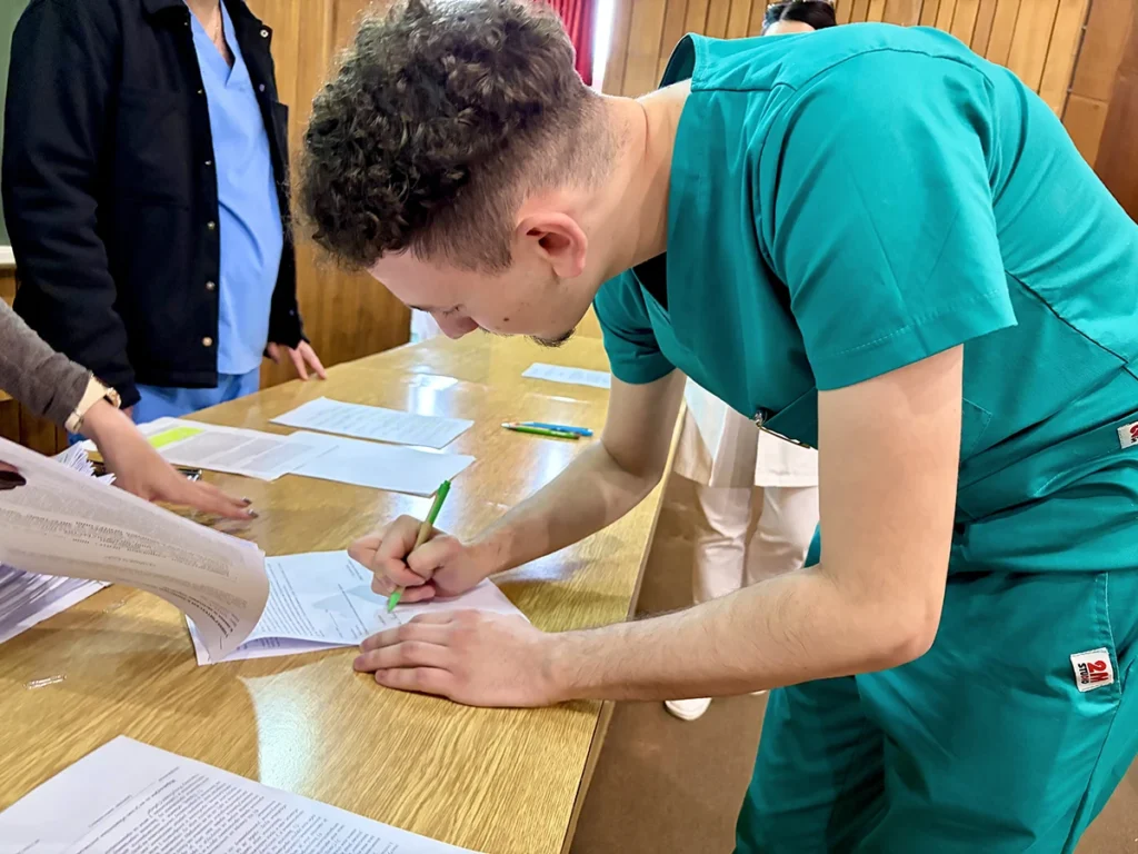 УКЦ НИШ БОГАТИЈИ ЗА 98 ЗДРАВСТВЕНИХ РАДНИКА: УРУЧЕНИ УГОВОРИ О СТАЛНОМ ЗАПОСЛЕЊУ